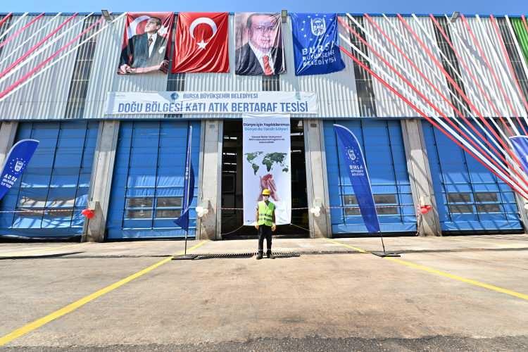 <p>Önceliğimiz çevre</p>
<p>Tesisin açılış töreninde konuşan Bursa Büyükşehir Belediye Başkanı Alinur Aktaş, Bursa’nın her zaman tertemiz ve daha yeşil olmasını arzuladıklarını söyledi. Bursa’nın daha sağlıklı bir kent olması hedefiyle çevre yatırımlarına önem verdiklerini anlatan Başkan Aktaş, “Arıtma tesisleri, dere ıslah çalışmaları, şehre yeni yeşil alan kazandırma çalışmaları, park alanları oluşturma, cadde ve sokakların yeniden düzenlenmesi, meydan düzenlemeleri, entegre atık yönetimi, sanayi envanteri, hafriyat ve inşaat yıkıntı atıklarının denetimi gibi birçok projeyi hayata geçirirken çevreye duyarlı bir yönetim anlayışı sergiliyoruz.</p>