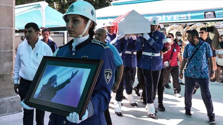 <p><span style="color:#000000"><strong>Törende bir konuşma yapan Kültür ve Turizm Bakan Yardımcısı Ahmet Misbah Demircan, İlhan İrem'in özel bir sanatçı olduğunu belirterek, "Müzikseverlerin ve Türk milletinin kalbinde taht kurmuş güzel bir insandı. Bu sebeple milletimizin başı sağ olsun." dedi.</strong></span></p>