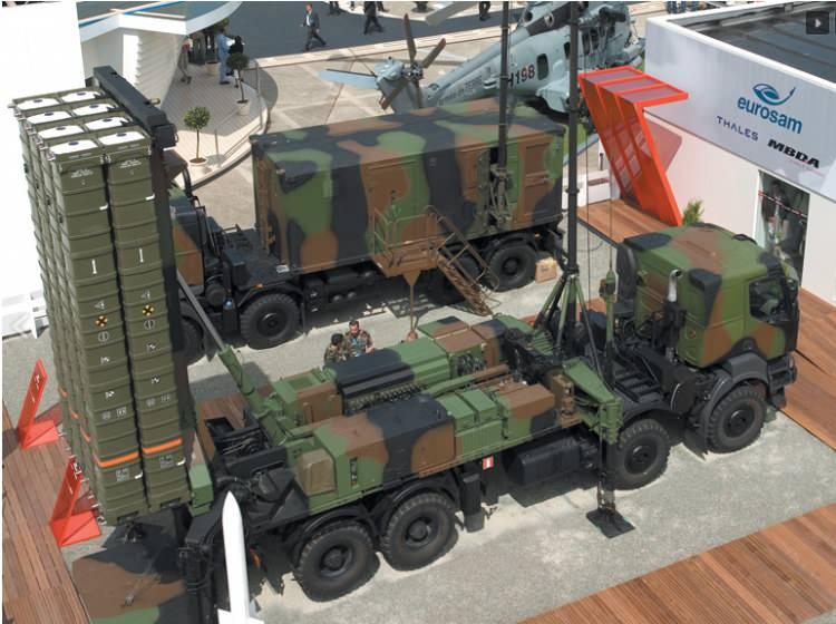 <p>Doğrudan itme ve aerodinamik özelliklerin kombinasyonu (PIF-PAF özelliği) Aster füzelerine yüksek 'g' manevra avantajı sağlıyor. Bu da savunma sistemine eşsiz bir 'hit to kill' özelliği katıyor.</p>
<p> </p>
<p>Aster ailesinde ayrıca Aster 30 Block 1 ve Aster B1 NT füzeleri de bulunuyor.</p>
<p> </p>
<p><strong>Operasyonel avantajları</strong></p>
<p> </p>
<p>Süpersonik gemi-savarlara karşı donanma gücünü koruma kapasitesi</p>
<p> </p>
<p>Yerel ve bölgesel savunma için sadece bir sistemin operasyonel olmasına gereksinim duyuluyor</p>
<p> </p>
<p>360 derecelik 'tracking' sistemi ile kompleks ortamlarda tüm tehdit türlerini izleme özelliği</p>
<p> </p>
<p>Kara kuvvetlerine destek sağlama kabiliyeti</p>
<p> </p>
<p>Donanma gemilerine entegre edilme özelliği</p>
<p> </p>
<p>Gemi-savar balistik füze tehditlerine karşı etkinlik.</p>
<p>KAYNAK: HÜRRİYET</p>