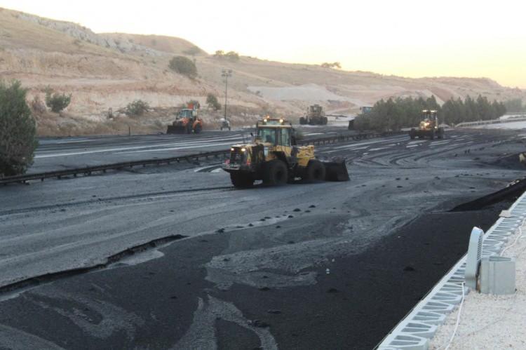 <p><em><strong>Trafik akışı alternatif yollarla sağlanıyor</strong></em></p>
<p><br />
Gün içerisinde tamamlanması planlanan temizleme çalışmalarının ardından TAG Otoyolu'nun Gaziantep batı ve kuzey gişeleri arasındaki kısmı tekrar trafiğe açılacak.</p>