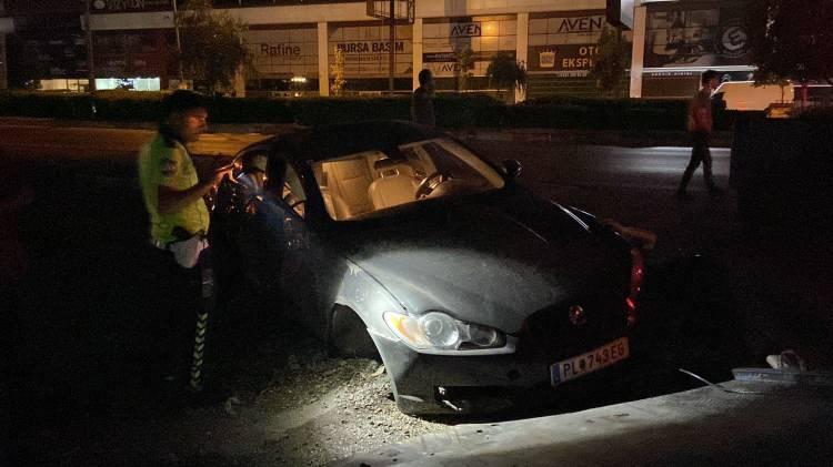 <p>Kaza, saat 20.30 sıralarında İnegöl-Alanyurt Yolu üzerinde meydana geldi. İnegöl’den Alanyurt istikametine seyir halinde olan sürücü Erkan G.(35) yönetimindeki PL 743 EG yabancı plakalı  otomobil aşırı hız nedeniyle sürücüsünün kontrolünden çıkarak savrulmaya başladı. Kaldırıma çarparak yoldan çıkan otomobil yol kenarında bulunan bir iş yerinin tanıtım panosuna çarparak durabildi.</p>
