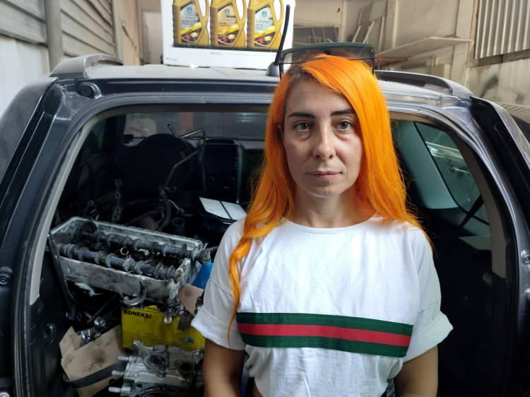 <p><strong>5'İNCİ GÜNDE MOTOR ARIZA YAPTI</strong></p>
<p> </p>
<p>Genç kadın, bakımlarını yaptırdığı otomobiliyle 5'inci günde yolculuk yaparken araç motor arızası verdi. Benzer, otomobilini çekiciyle sanayi sitesine tamir için çektirdi. Otomobilin motor parçalarını aracın içinde gören genç kadın hayatının şokunu yaşadı. </p>