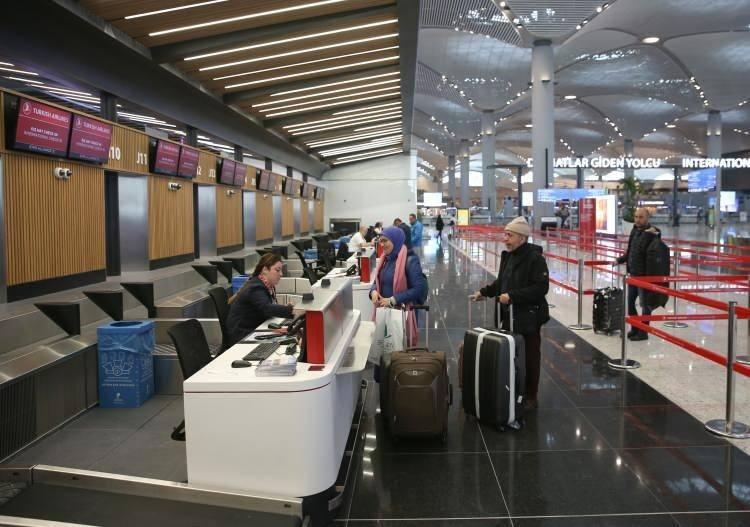 <p>Günde ortalama 1.400 uçağın iniş-kalkış yaptığı, dünyanın en büyük havalimanlarından olan İstanbul Havalimanı'nda ne check-in kuyruğu yaşanıyor, ne de valizler kayboluyor</p>
