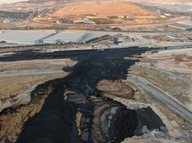 <p><em><strong>METRELERCE YÜKSEKTEN AKTI</strong></em></p>

<p>Gaziantep Organize Sanayi Bölgesi'ne ait atık havuzunda bulunan binlerce metreküp atığın yüzlerce metre yükseklikten TAG Otoyolu'na aktığı dikkat çekti.</p>
