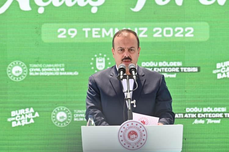 <p>40 milyon dolarlık yatırım</p>
<p>İklim değişikliğine neden olan sera gazı emisyonlarına etki eden faktörler arasında katı atık sektörünün de yer aldığını anlatan Başkan Aktaş, atıktan enerji üretimi ve hammadde geri kazanımını sağlayacak entegre tesislerini şehre kazandırmaya çalıştıklarını belirtti. Bursa’da artık vahşi depolama yapılmadığının altını çizen Başkan Aktaş, şehirde oluşan günlük 3700 ton evsel nitelikli atığı doğu ve batı havzası olarak ikiye ayırdıklarını dile getirdi. </p>