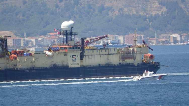<p>Denizin sığ kesimlerinde boru yerleştirme işlemini yapacak, "Castoro 10" isimli gemi çalışmalarına devam ederken, Castorone gemisi de derin denizlerdeki boruları serme işlemi için bu aybaşında göreve başlamıştı.</p>