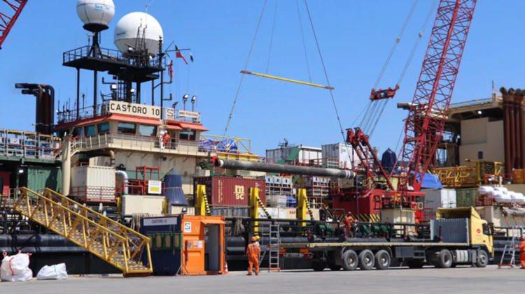 <p>Karadan yaklaşık 170 kilometre açıkta bulunan Sakarya Gaz Sahası'ndan Filyos Doğal Gaz İşleme Tesisi'ne gazın uluşmasını sağlayacak boruların büyük bir kısmı Castorone isimli dev gemi tarafından deniz dibine döşenecek. </p>