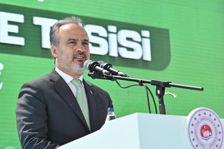 <p>Bu işlemler sayesinde, sahaya giden atık miktarında yüzde 50’lik azalma meydana geliyor. Biyogaz tesisinde iki tankın devreye alınmasıyla, halen saatte yaklaşık 6 megawatt enerji üretilirken, yılsonuna kadar devreye alınacak 3 tankla birlikte kapasitesi 12 megawatt/saate ulaşacak. Yatırım tamamlandığında yaklaşık 75 bin konutun enerji ihtiyacı karşılayacak tesis, Çevre, Şehircilik ve İklim Değişikliği Bakanı Murat Kurum’un da katıldığı törenle hizmete açıldı.</p>