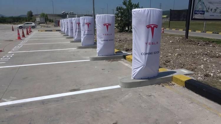 <p>Tesla’nın Bolu Highway Outlet’te ilk şarj istasyonunun kurumu tamamladı. Araç sahipleri şimdi hizmet verileceği gün için mangal partisi hazırlıklarına başladı.</p>
