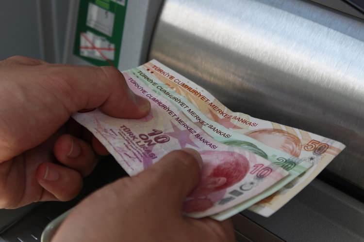 <p>Türkiye Bankalar Birliği (TBB) Risk Merkezi verilerine göre, bireysel kredi kartlarını da içeren bireysel kredilerde tasfiye olunacak alacaklar bir önceki yıla göre yüzde 55 artışla 30.5 milyar TL oldu. </p>
