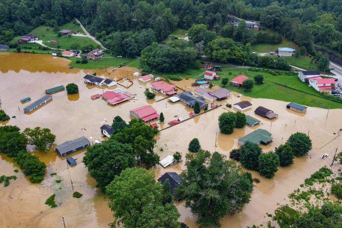 <p>6 bölgede acil durum ilan eden Vali Beshear, eyaletin doğu kesimini sular altında bırakan selin, onarılması yıllar alabilecek hasarlar bıraktığını söyledi. Beshear, "Şu anda Kentucky tarihindeki en kötü, en yıkıcı sellerden birini yaşıyoruz. Yüzlerce kişi evini kaybedecek" dedi.</p>

<p> </p>

