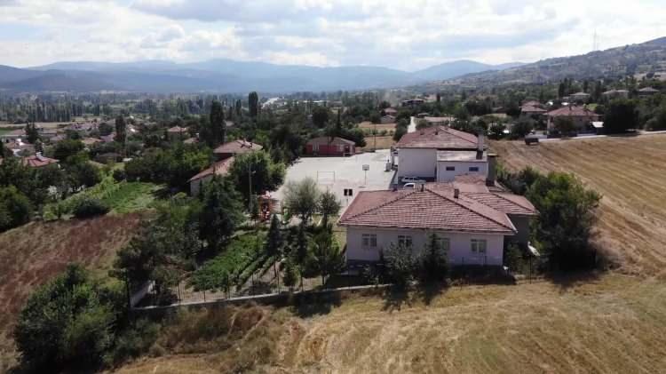 <p>Burada bizim için asıl olan ürünün çeşitliliği ve farklı yöntemler kullanarak tarımda verimliliğin artırılabileceğine yönelik bir öğrenme ortamının olması” diye konuştu.</p>