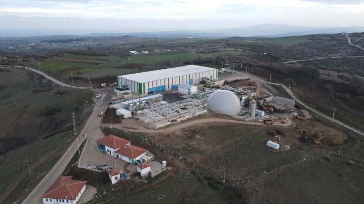 <p>Konuşmaların ardından Bakan Kurum, Başkan Aktaş ve beraberindeki protokol, tesisin yapımında emeği olan çalışanlarla birlikte dualar eşliğinde açılış kurdelesini kesti.</p>
<p> </p>