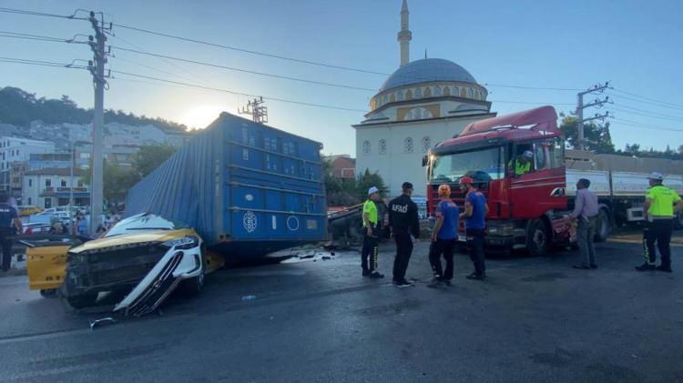 <p>Olay yerine gelen itfaiye ekipleri, ticari takside sıkışarak ağır yaralanan Aras'ı çıkartarak sağlık ekiplerine teslim etti. Yaralılar ambulanslar ile çevre hastanelere kaldırıldı. Osman Aras, kaldırıldığı hastanede yapılan tüm müdahalelere rağmen kurtarılamayarak hayatını kaybetti.</p>
