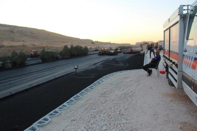<p>TAG Otoyolu'nun aksayan kısımlarındaki trafik akışı ise alternatif yollarla sağlanmaya çalışılıyor. Çalışmalarla ilgili resmi sosyal medya hesabından açıklama yapan Gaziantep Valisi Davut Gül, "Gaziantep OSB içerisindeki otoyolu ekiplerimiz trafiğe açmak için elbirliğiyle çalışıyor. </p>