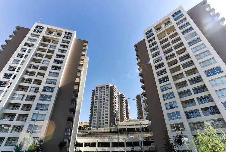 <p>Çevre, Şehircilik ve İklim Değişikliği Bakanlığı öncülüğünde TOKİ eliyle yapılacak konutlardan yararlanmak isteyen vatandaşların hane halkı geliri net 10 bin TL'den fazla olmayacağı belirtiliyor.</p>
<p> </p>