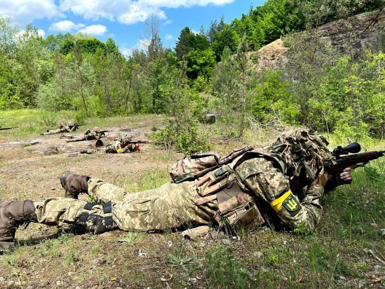 <p>Ulusa sesleniş konuşmasında savaşa ilişkin son gelişmeleri değerlendiren Zelenski, Odesa’nın tekrar vurulduğunu hatırlatarak, “Rusya Savunma Bakanlığı bu tür saldırılar hakkında ne yalan söylerse söylesin, kesinlikle bunun karşılığını vereceğiz.</p>