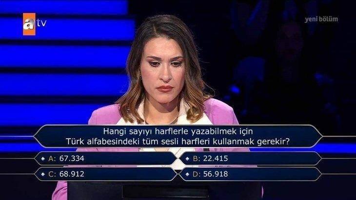 <p><span style="color:#B22222"><strong>SESLİ HARFLERİ SAYAMADI</strong></span></p>
<p><span style="color:#000000"><strong>50 bin TL değerindeki "Hangi sayıyı harflerle yazabilmek için Türk alfabesindeki tüm sesli harfleri kullanmak gerekir?" sorusunu gören Ayanoğlu, cevap verirken panikledi.</strong></span></p>