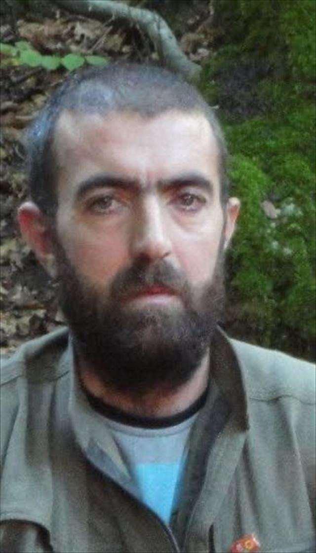 <p><strong>Hatay/Dörtyol'da köylülerin kaçırılması eyleminde de yer aldı</strong></p>
<p>Terörist Mehmet Aydın, 2005'te İran/Kelareş kırsalından örgüte katıldı. Bir dönem Tunceli kırsalında, 2010-2013 yıllarında Hatay/Amanos kırsalında, 2013'de Kobani'de sözde Alay Sorumlusu olarak görev aldı. 2015'de Afrin'de sözde Cephe Sorumlusu olarak faaliyet gösterdi.</p>
<p>2018 yılında Rüstem Akademisi'nde aldığı sözde liderlik eğitimi sonrası ise sözde Eyalet Sorumluluğu'na getirildi. Terörist Aydın'ın ayrıca, 2013'te Hatay/Amanos'ta faaliyet gösterdiği dönemde Dörtyol/Akelma Yaylası'nda köylülerin alıkonularak ölümle tehdit edildikleri eylemde de görev aldığı öğrenildi.</p>