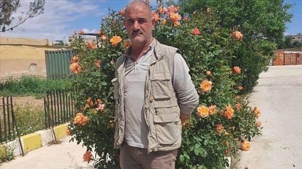 <p>1990’lı yıllarda PKK adına adam kaçırma, patlayıcı/mühimmat temini, adam öldürmeye teşebbüs, reşit olmayan çocukları kaçırarak örgüte teslim etme gibi işlediği suçlar dolayısıyla uzun yıllar cezaevinde yatan Ekrem Üstek, 1991 baharında Şırnak şehir merkezinde gerçekleşen silahlı çatışmaların planlanması, 1992 tarihinde Şırnak-Cizre karayolunda askeri konvoyun taranması, yine 1992 yılında evini polis memuruna kiraya verdiği için roketli saldırıya uğrayan ev sahibinin bilahare otomatik silahlarla taranması olaylarına iştirak ettiği için uzun yıllar Türkiye’de cezaevinde yatmıştı. </p>
