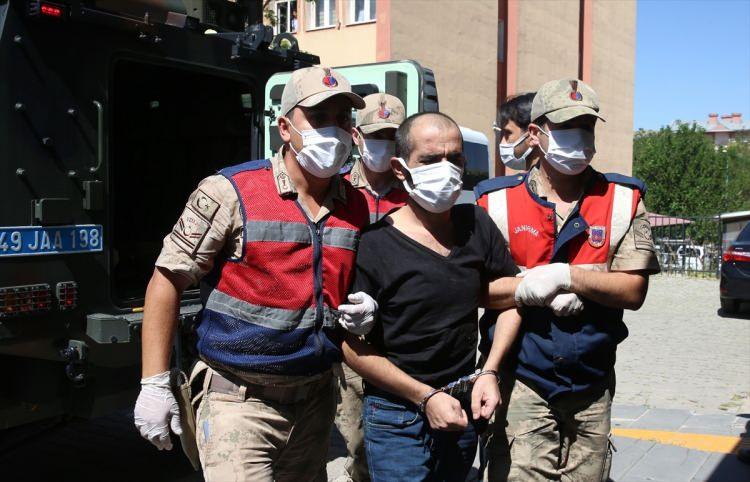 <p>Savaş &Ccedil;elik, 2014 yılından itibaren Muş kırsalındaki PKK/KCK mensuplarına bağlı olarak işbirlik&ccedil;ilik faaliyeti y&uuml;r&uuml;t&uuml;p, eylemlerde aktif rol oynuyordu. G&uuml;venlik kaynaklarından edinilen bilgiye g&ouml;re, PKK&rsquo;lı &Ccedil;elik, 2015&rsquo;te Binbaşı Arslan Kulaksız&rsquo;ın şehit edilmesi eylemini planlayıp ger&ccedil;ekleştiren grup i&ccedil;erisinde yer alıyordu. Eylemin ardından Suriye alanına ge&ccedil;erek &ouml;rg&uuml;tsel faaliyetlerine orada devam etti. &Ouml;rg&uuml;tsel faaliyetlerini Avrupa&rsquo;da s&uuml;rd&uuml;rmesi i&ccedil;in g&ouml;revlendirilen Savaş &Ccedil;elik, Avrupa&rsquo;ya ge&ccedil;menin yollarını arıyordu. MİT tarafından d&uuml;zenlenen operasyon ile Avrupa&rsquo;ya ge&ccedil;emeden yakalandı.</p>
