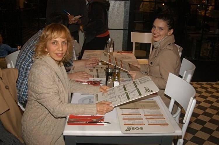 <p><strong>Sık sık bir araya gelen iki şarkıcının bu akrabalığı ise magazin gündeminden uzak oldukları için çoğu kişi tarafından bilinmiyor.</strong></p>