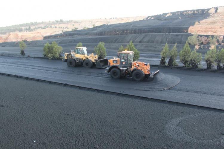 <p>Yaklaşık 9 saattir devam eden atık temizleme çalışmalarında 30 civarında iş makinesi kullanılıyor.</p>