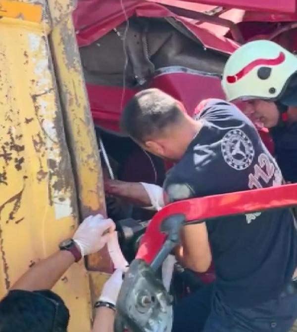 <p><strong>PEŞ PEŞE HAFRİYAT KAMYONU KAZALARI</strong></p>

<p>TEM Otoyolu B&uuml;y&uuml;k&ccedil;ekmece mevkiinde TIR şof&ouml;r&uuml;, &ouml;n&uuml;ndeki hafriyat kamyonuna &ccedil;arptı. TIR şof&ouml;r&uuml; ara&ccedil;ta sıkıştı.</p>
