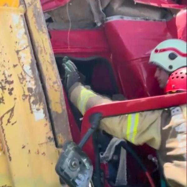 <p>Otoyolun İstanbul istikameti kaza nedeniyle bir s&uuml;re kapandı. Şof&ouml;re ilk m&uuml;dahale ara&ccedil; i&ccedil;inde yapıldı.</p>
