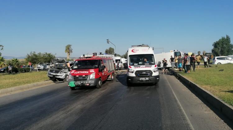 <p>Antalya'nın Manavgat ilçesinde otel çalışanlarını taşıyan servis midibüsü ile kamyonetin çarpıştığı kazada 8 kişi yaralandı. Can pazarının yaşandığı kazada araçta sıkışan kamyonet sürücüsü itfaiyesi ekiplerince araçtan çıkarıldı.</p>
