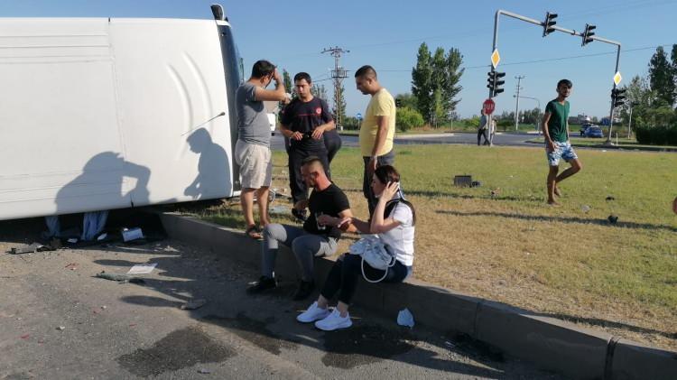 <p>Kazada kamyonet sürücüsü Ersan B. araç içerisinde sıkışırken, kamyonette yolcu olarak bulunan Hatice Baş, Hazal Uslu ve Esra Naziloğlu ile servis otobüsünde bulunan Ayşegül Sezgin ile ismi henüz belirlenemeyen 4 kişi yaralandı. </p>