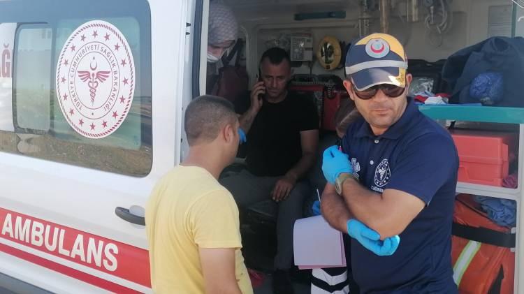 <p>Vatandaşların yardımıyla araçtan çıkarılan yaralılar, olay yerine gelen 112 sağlık ekiplerinin müdahalesinin ardından ambulanslarla hastaneye götürüldü. </p>
