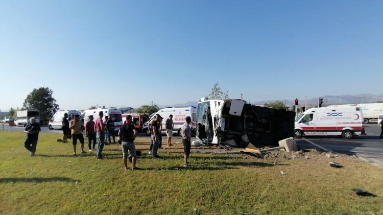 <p>Kazayı sıyrıklarla atlatan servis otobüsünün sürücüsü ve otobüste bulunan 2 otel çalışanı ise sağlık ekipleri tarafından olay yerinde ayakta tedavi edildi.</p>