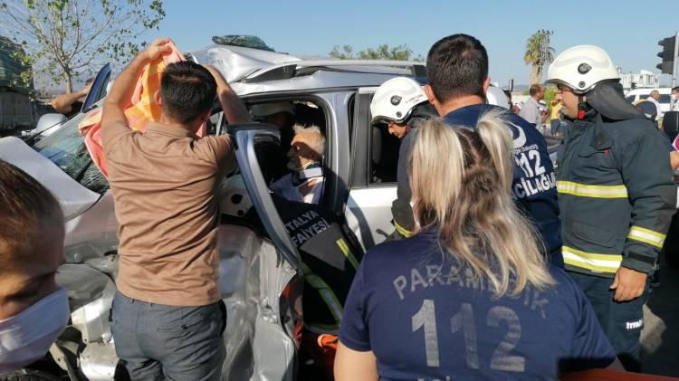<p>Kazaya karışan kamyonet yeşil ışık yandıktan sonra benimle birlikte hareket etti. Tam yola çıktığı sırada Alanya istikametinden gelen otel servisi kendisine kırmızı ışık yanmasına rağmen durmadı ve kamyonete çarptı” diye konuştu.</p>
