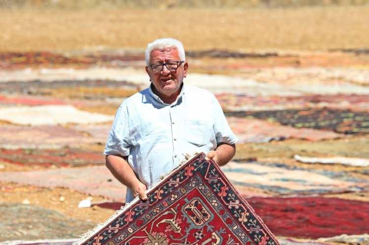 <p> Aynı zamanda sıcak havada kimyasaldan arındırılması ve yünlerinin beslenmesi sağlanan halılar, tüm işlemlerden geçtikten sonra toplanıp başta ABD ve Avrupa’daki dekorasyonculara satılıyor.</p>
