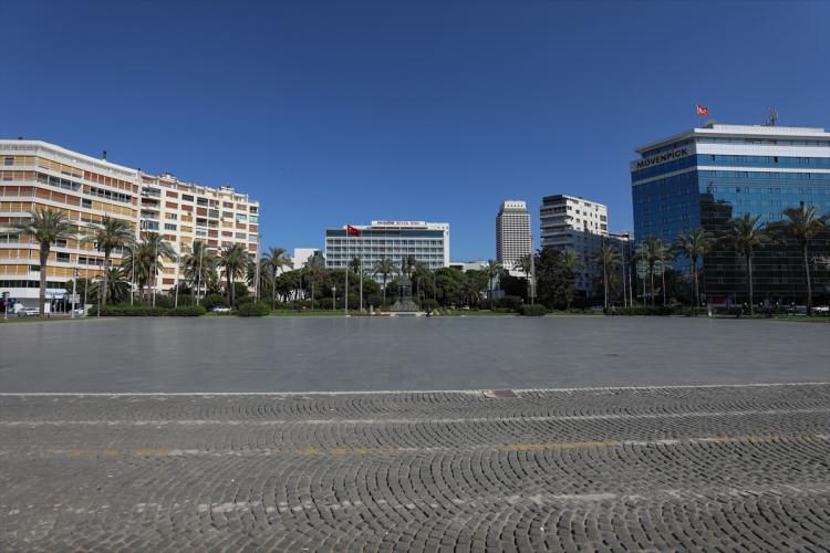 <p>Sıcaklığın 40 dereceyi bulduğu İzmir'de de özellikle öğle saatlerinde sokak ve caddelerdeki yoğunluğun azaldığı gözlendi.</p>