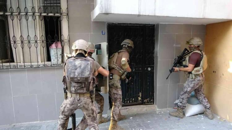 <p>Adreslerde aramalar devam ederken, hakkında gözaltı kararı bulunan diğer şahısları da yakalama çalışmaları devam ediyor.</p>