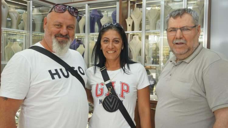 <p>Alışveriş için Bulgaristan'dan Edirne'ye gelen Sevgi Raşonova, "Kaşar peyniri, peynir, zeytin her şeyi buradan alıyoruz. </p>