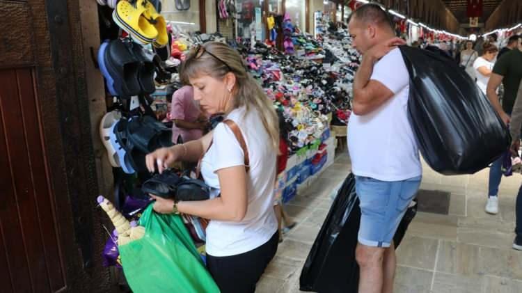 <p>Öte yandan kentteki esnafları ziyaret eden AK Parti Edirne İl Başkanı Belgin İba, Bulgaristan'dan Türkiye'ye gelişlerde pasaport zorunluluğunun kaldırılması ile ilgili fikir alışverişinde bulundu. Alınan kararın esnafı memnun ettiğini belirten İba, Edirne ticaretinin hareketleneceğini söyledi. Kararın açıklanmasıyla birlikte kentte tekrardan Bulgar turist yoğunluğu yaşanması bekleniyor.</p>