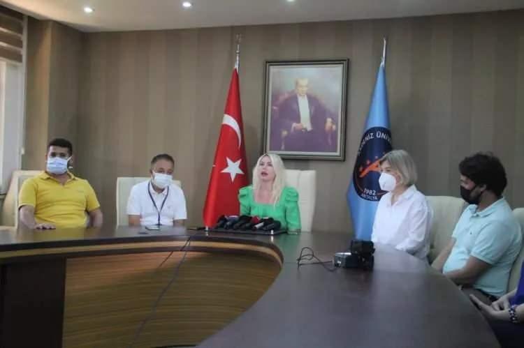 <p>Bu sırada çöplerle dolu evin temizlenmesi için haber verilen Nilüfer Belediyesi temizlik görevlileri, kapısı kilitli bir odada çöplerin arasında yatan ve sağlık durumunun iyi olmadığı tespit edilen 9 yaşındaki C.M.A'yı baygın halde bulmuştu.</p>