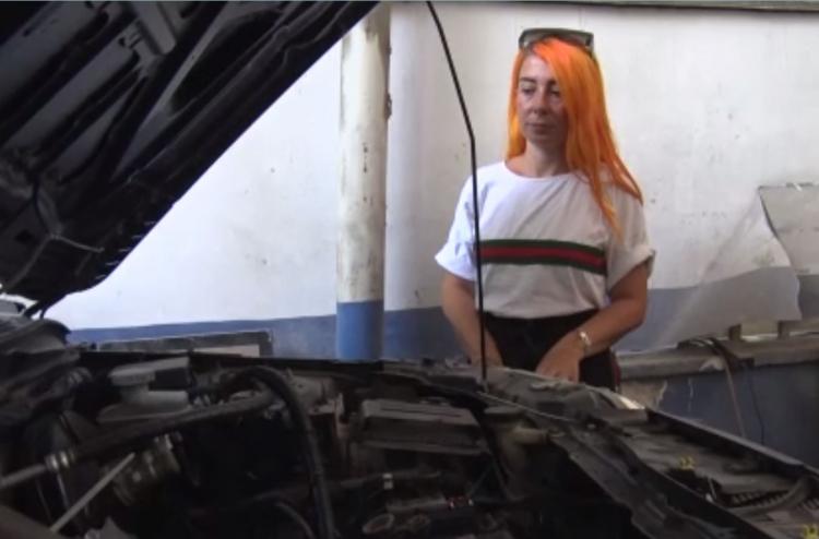 <p>Antalya’nın tanınmış bir galerisine kendi otomobilini satıp, üstüne verdiği parayla ikinci el otomobil alan genç kadın, 5 gün sonra aracının motor arızası vermesiyle hayatının şokunu yaşadı.</p>
