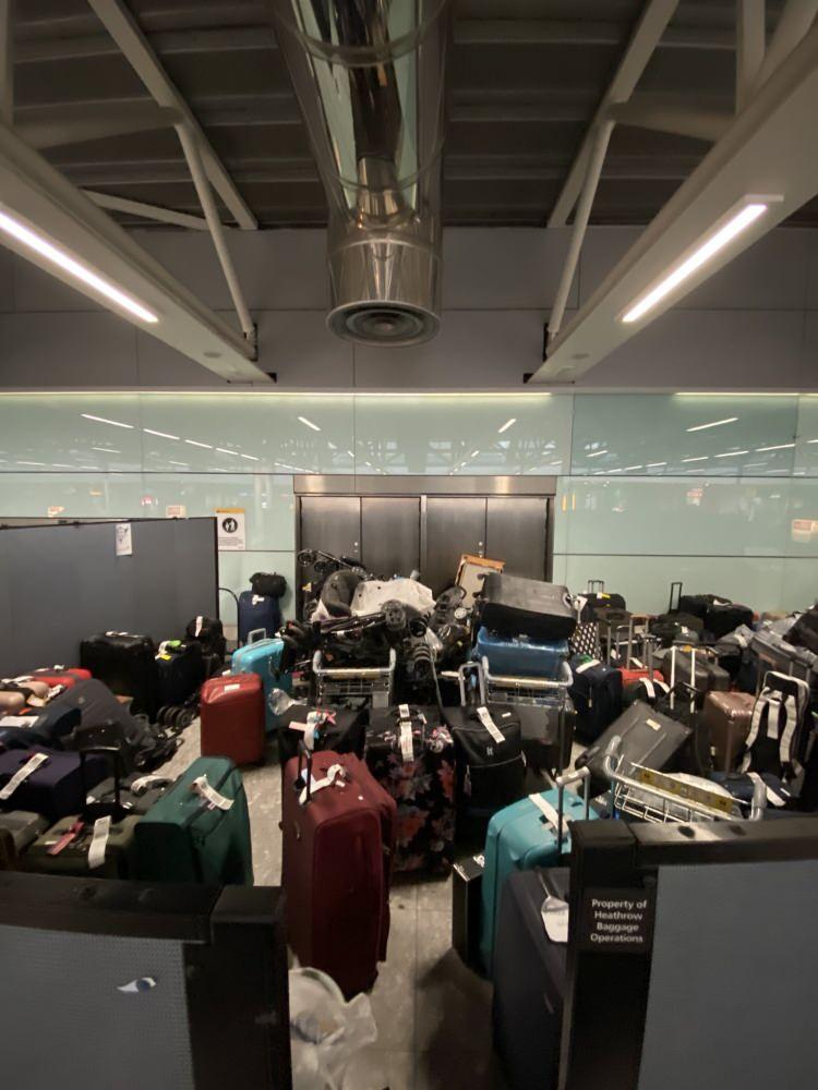 <p>Havalimanı yönetimi, az sayıda personelle artan talebi karşılayamayınca havayolu şirketlerinden bilet satışlarına kısıtlama getirmelerini talep etti. Bu durum özellikle Emirates Havayolları tarafından tepkiyle karşılandı.</p>

