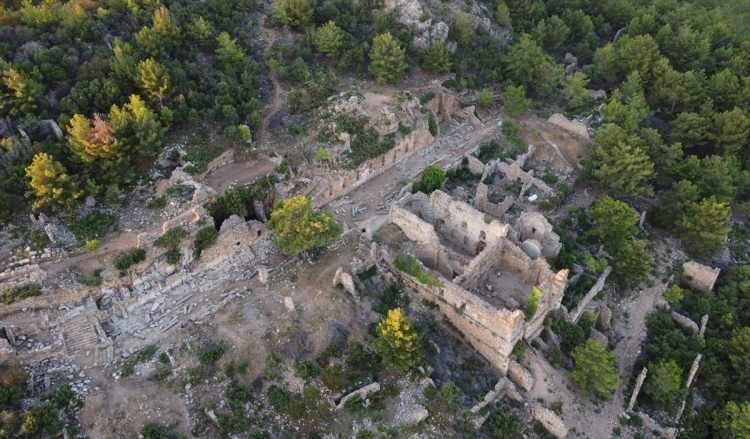 <p><strong>Büyük Roma hamamında bulundu</strong></p>
<p>Antik kentteki büyük Roma hamamında ortaya çıkarılan tarihi eserin bir örneğinin bulunmadığına dikkati çeken Ergürer, şunları kaydetti:</p>
<p>"Bu mitolojik sahnenin işlendiği böyle bir mozaiği daha önce görmedik. Parçalar halinde mitolojik sahnelerin yer aldığı mozaikler var ancak buradaki mozaikte Herakles'in tüm işlerini (12 görev) görüyoruz. </p>