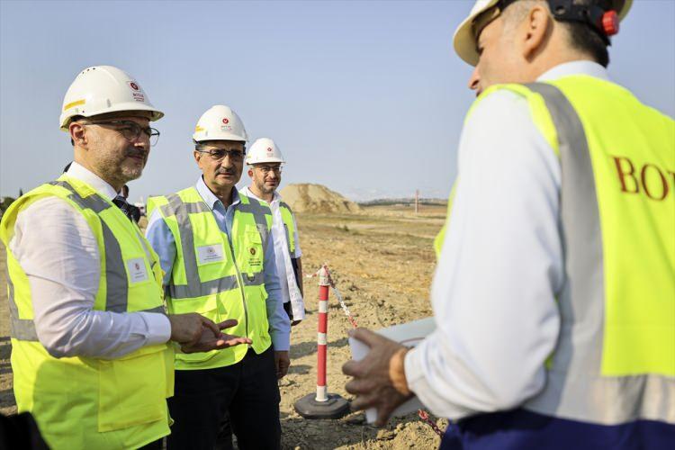 <p>Boru Hatları ile Petrol Taşıma AŞ'ye (BOTAŞ) ait Türkiye'nin ilk doğal gaz depolama tesisi Silivri Yer Altı Doğal Gaz Depolama Tesisi'nde incelemelerde bulunan Dönmez, tesisin doğal gaz depolama kapasitesinin artırılması çalışmalarına ilişkin yetkililerden bilgi aldı.</p>
