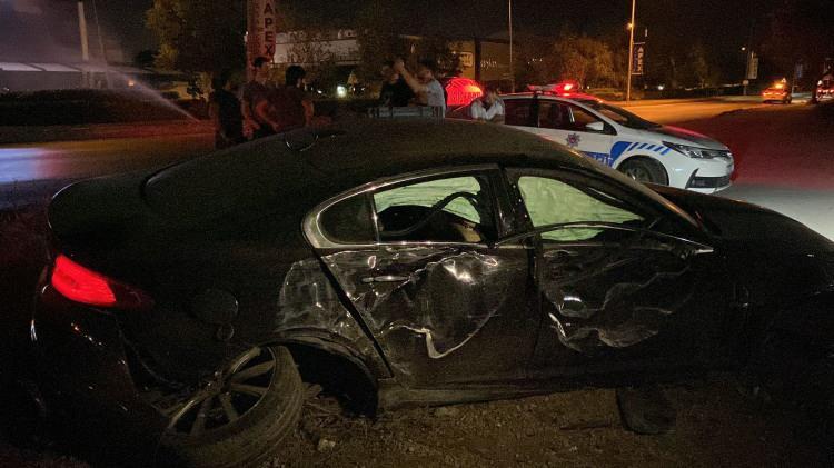 <p>Otomobilde yolcu olarak bulunan Orhan T. (30) yaralanırken sürücü Erkan G.'nin (35) ise 4.25 promil alkollü olduğu tespit edildi. Değeri yaklaşık 3 milyon TL olan lüks otomobil, hurdaya döndü.</p>

