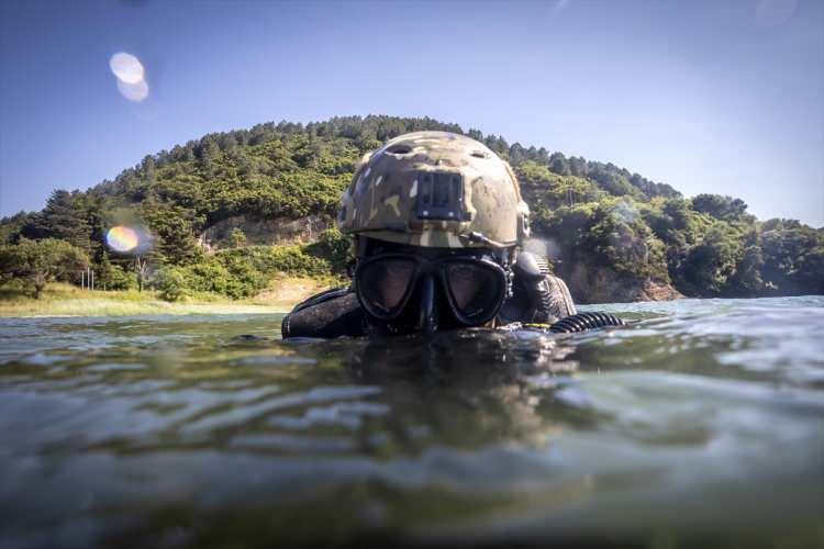 <p>SAT'lar, kara ve kıyı birliklerine ve su üstü unsurlarına kendilerine özgü teknik ve taktikler ile havadan, karadan ve su altından veya üstünden intikal ederek gece ve gündüz yaklaşıp, hedeflerini iz bırakmadan etkisiz hale getirebiliyor.</p>
