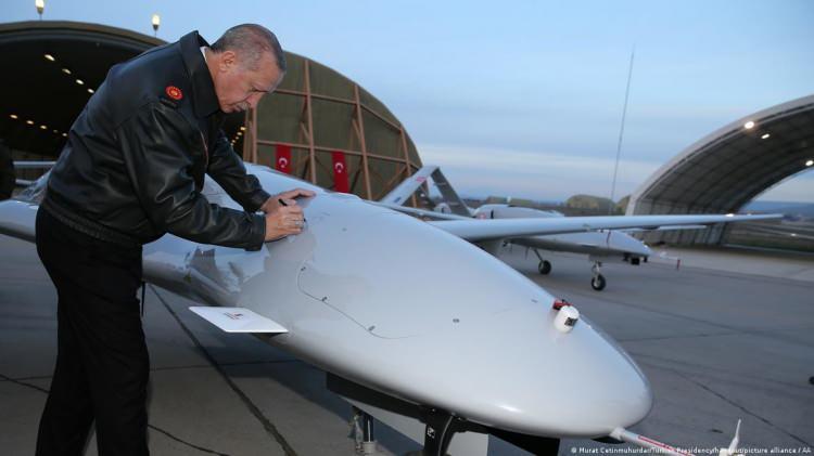 <p>PESKOV'A BAYRAKTAR SORUSU</p>
<p> </p>
<p>Rusya ile Türkiye arasındaki askeri ve teknik iş birliği çerçevesinde Bayraktar TB2 insansız hava araçlarının ortak üretimi konusunda liderlerin istişarede bulunup bulunmayacağı sorusunu yanıtlayan Peskov, </p>