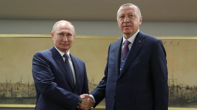 <p><strong>​</strong>Türkiye, Rusya, Ukrayna ve Birleşmiş Milletler (BM) tarafından imzalanan anlaşma neticesinde Ukrayna tahılının Karadeniz üzerinden dünya pazarına ulaşacağını ve bu yönde tarafların İstanbul'da kurulan Ortak Koordinasyon Merkezi'nden çalışmaları inceleyeceğini hatırlatan Peskov, Putin ve Erdoğan'ın da merkezin çalışmalarını Soçi'de değerlendireceğini söyleyerek, "Şimdi tahıl anlaşmasının uygulanmasına başlanıyor ve süreç devam edecek. Elbette Soçi'deki görüşme bu konunun ele alınması için iyi bir fırsat olacak" dedi.</p>
