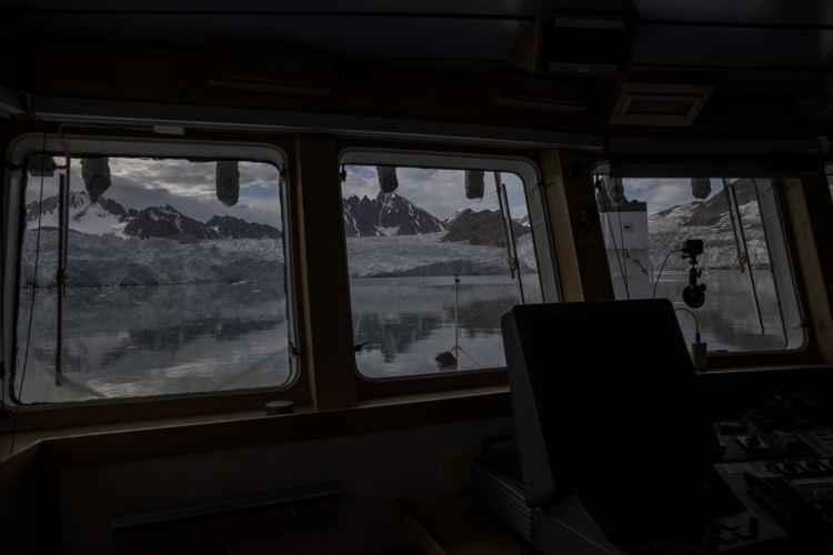 <p>Norveç bayraklı PolarXplorer Araştırma gemisi kaptanı Harry Johannessen, Türkiye’nin bu etkinliği vasıtasıyla ilk defa bilim insanlarıyla çalışma yaptığını ifade ederek "Araştırmalar sonucunda ortaya konulan ve okyanuslar için kötü olan mikroplastiklerin varlığını bilmek hiç hoşuma gitmiyor. Bu durdurulmalı, bütün kirleticilerin Arktik Okyanusu’na geliyor olması çok üzücü" yorumunu yaptı.z</p>