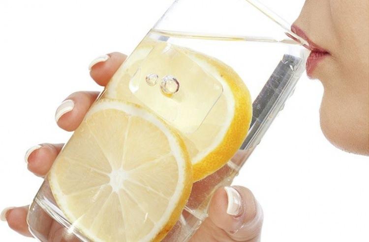 <p><span style="color:#800080"><strong>Az kalorili olan limon suyu veya limonlu su tüketmek iştahı kontrol etmeye yardımcı olur. Ayrıca, günlük sıvı tüketiminin artışına katkıda bulunarak zayıflamaya destek olarak inatçı yağları cayır cayır yakmaktadır. </strong></span></p>